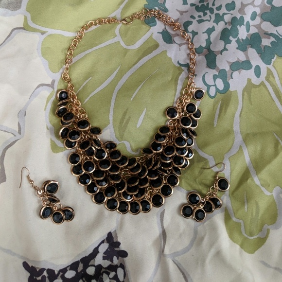 Jewelry - Set necklace and earrings